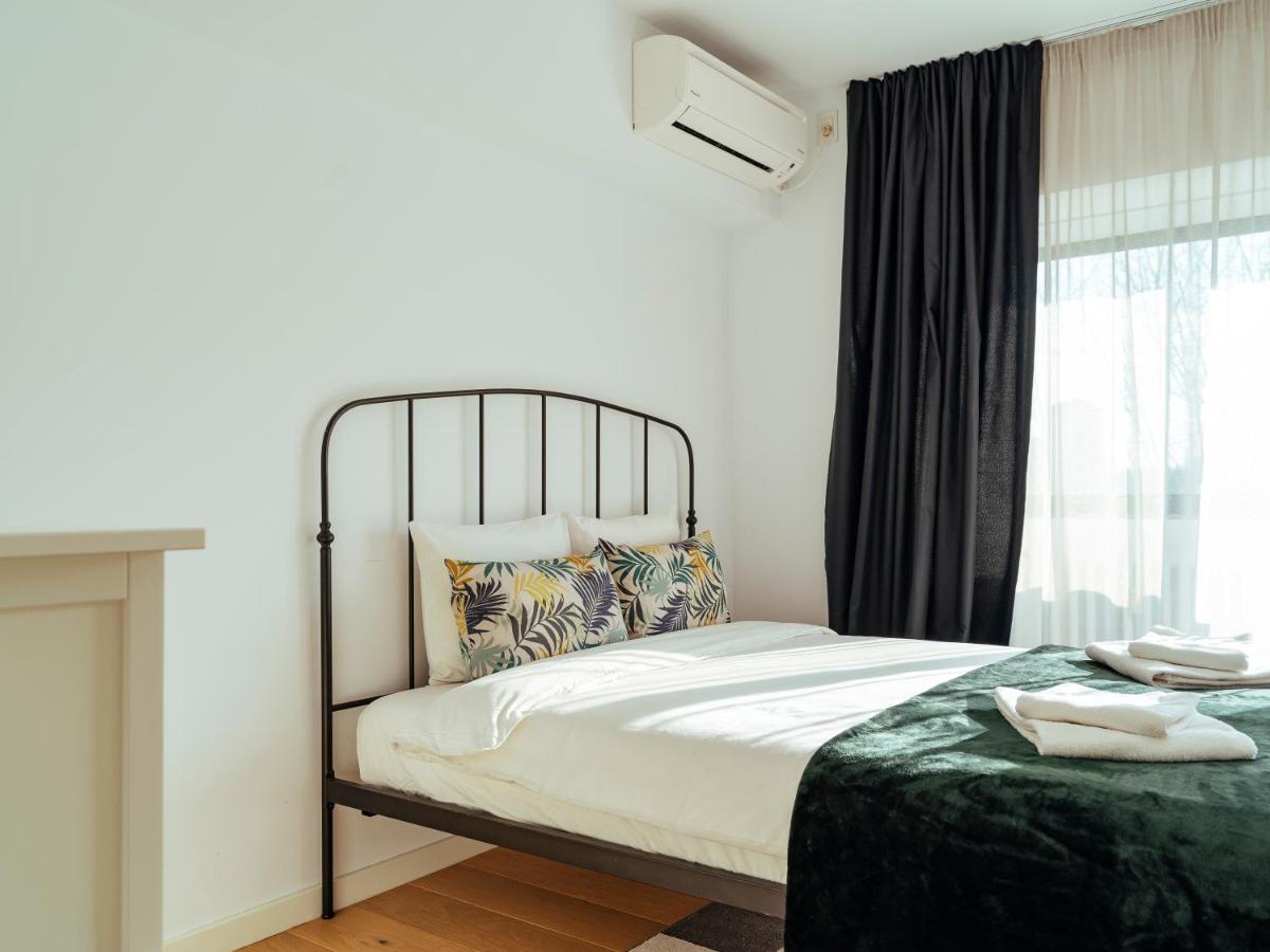 Central Modern Design Apartment Bukares Bagian luar foto