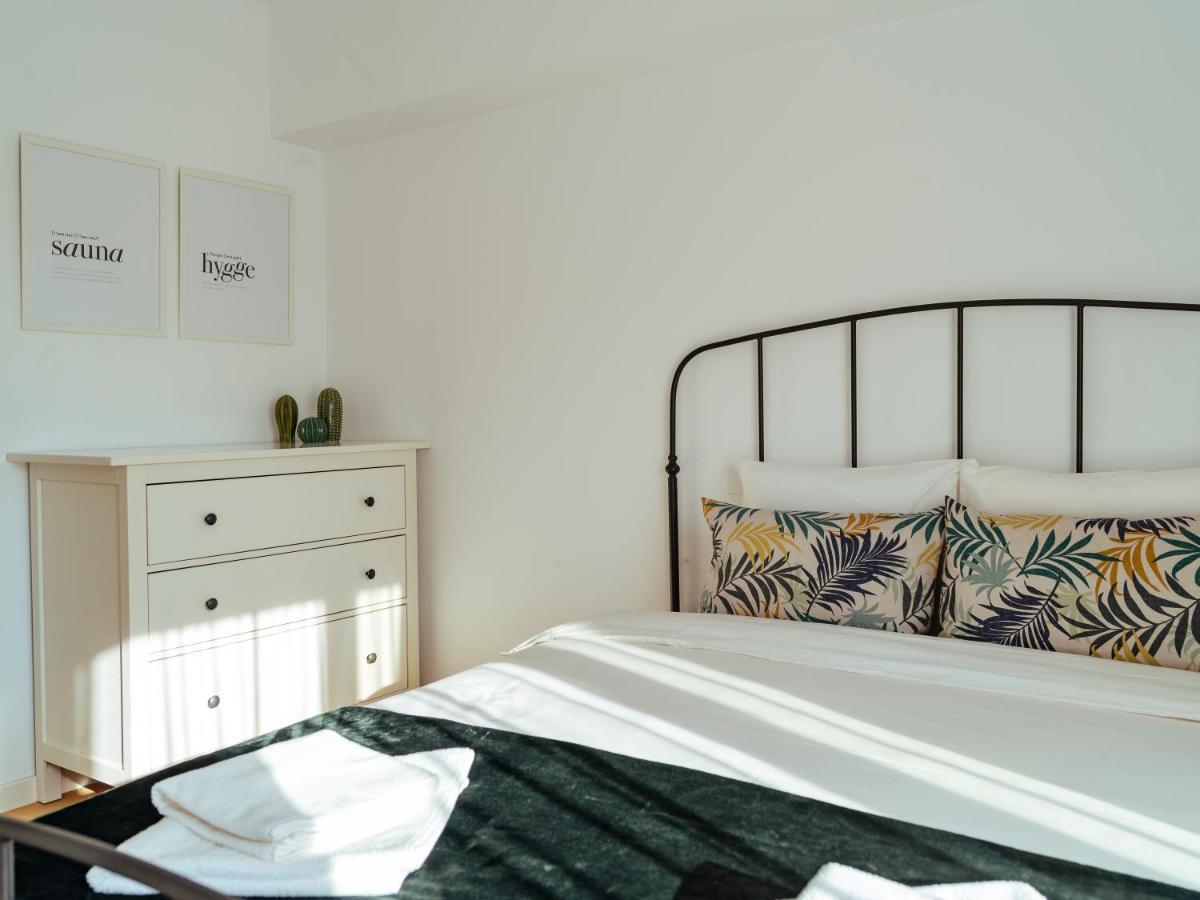 Central Modern Design Apartment Bukares Bagian luar foto