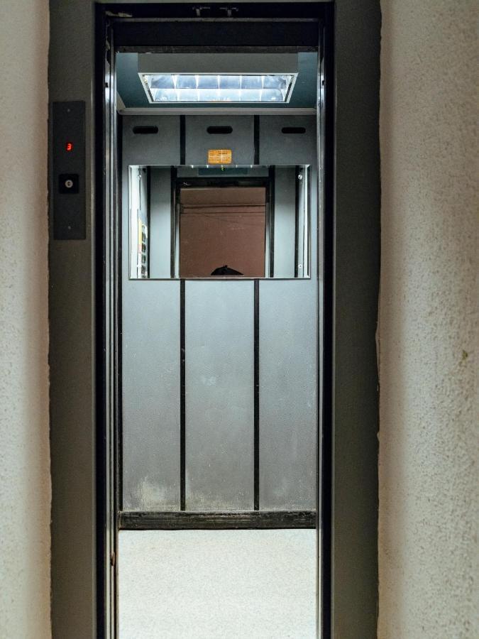 Central Modern Design Apartment Bukares Bagian luar foto