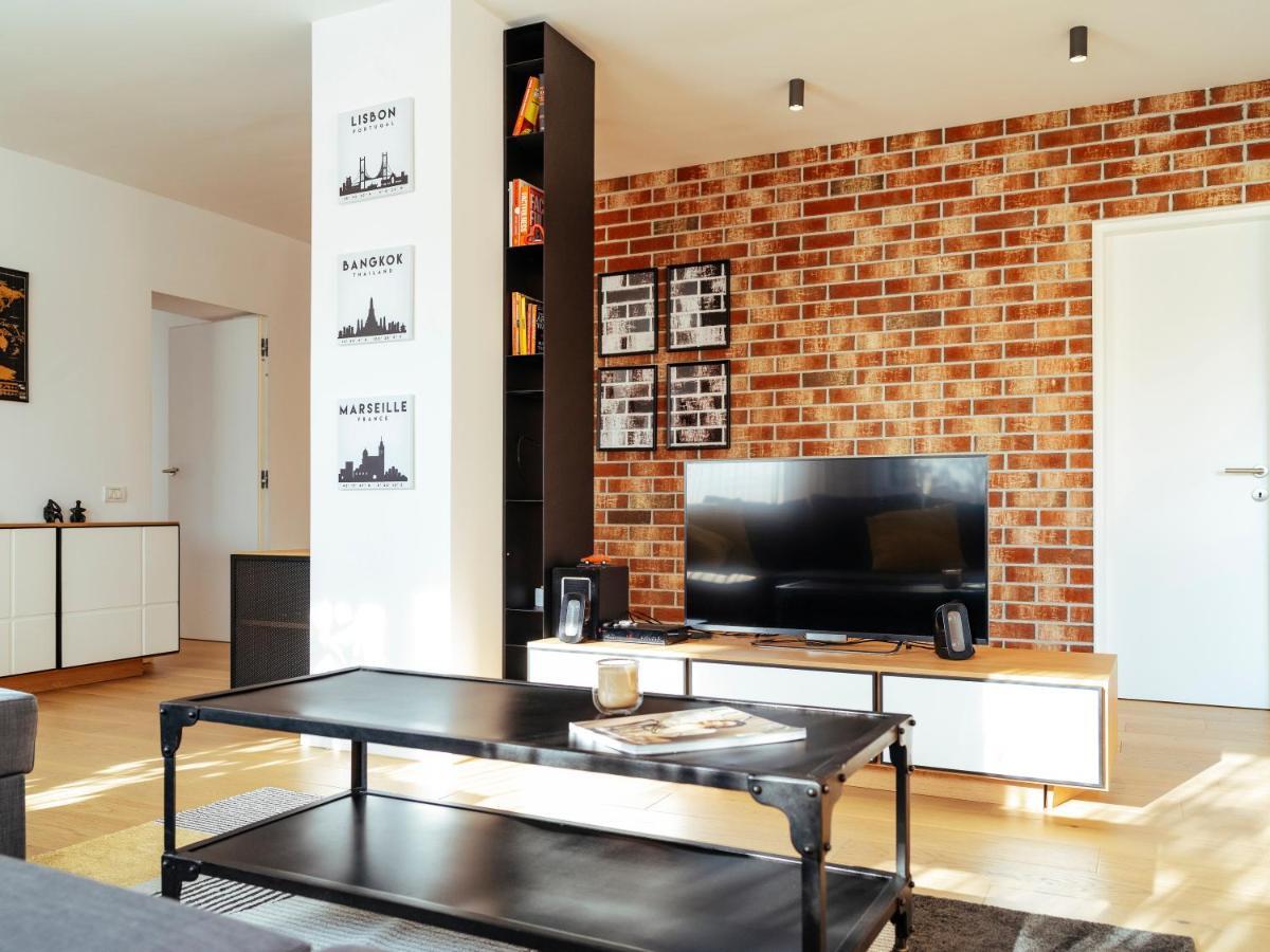 Central Modern Design Apartment Bukares Bagian luar foto